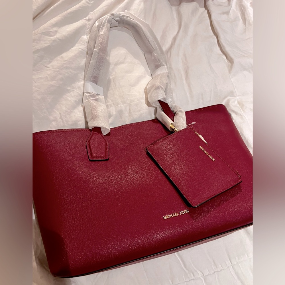 Brand NEW Michael Kors purse, still in the wrapping.